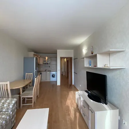 Rutland C8 Two Bedroom Апартаменты Равда